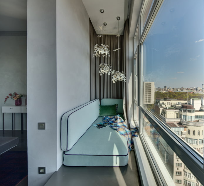 bank in de nis van het balkon