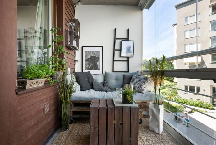 palletmeubels op het balkon