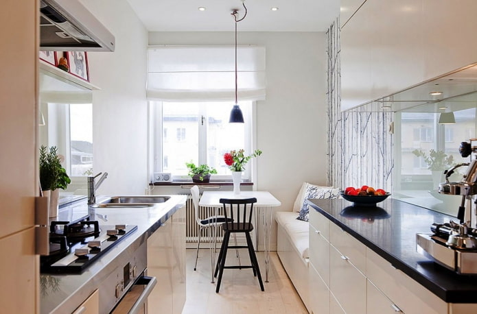 keuken met twee rijen en een eethoek