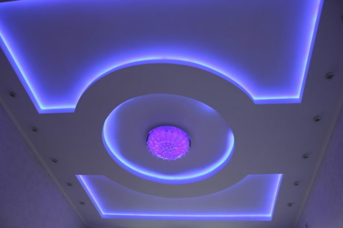 zwevende plafondstructuur met twee niveaus