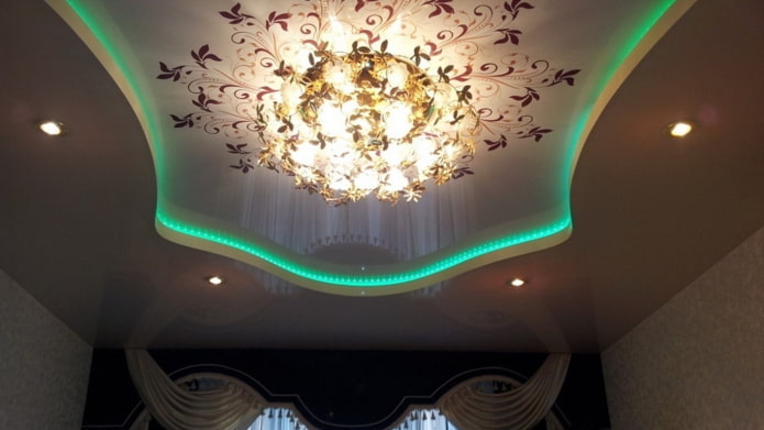 zwevende plafondstructuur met patronen