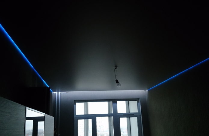 zwarte zwevende plafondstructuur