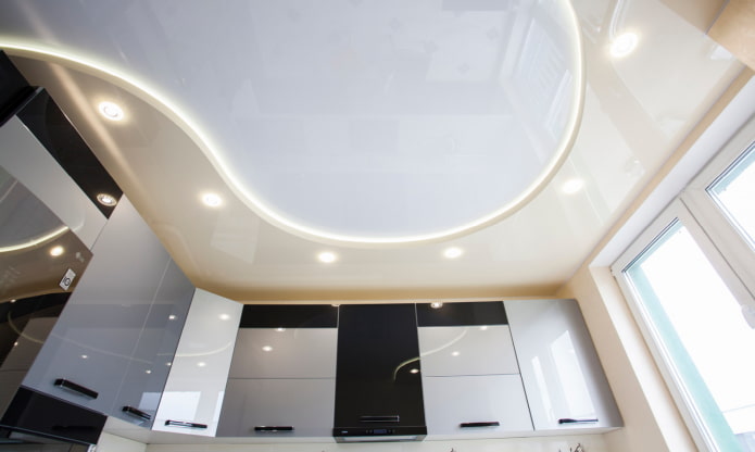 ongewoon plafond met verlichting in de keuken
