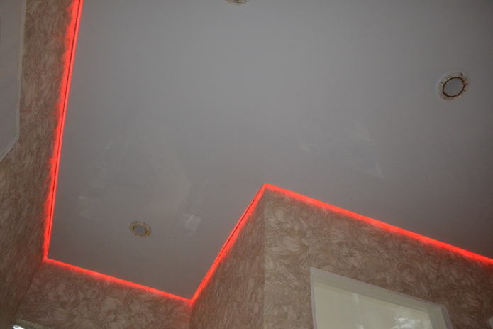 zwevende structuur met rode achtergrondverlichting
