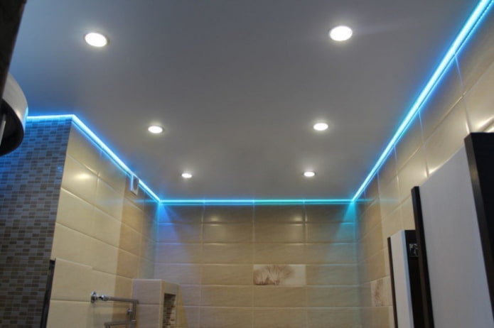 zwevende plafondstructuur met verlichting langs de omtrek 