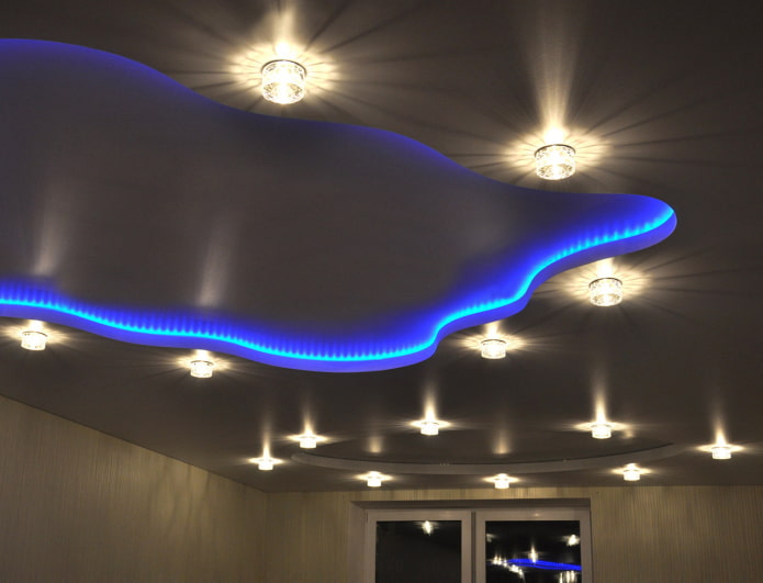zwevende structuur met spotverlichting