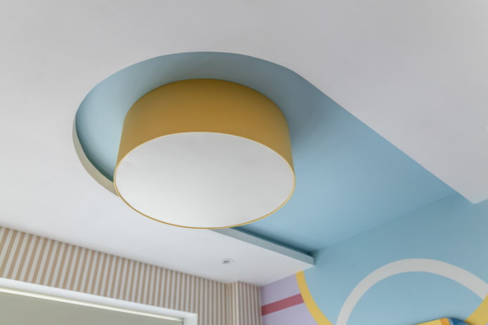 wit-blauwe plafondstructuur met een kroonluchter