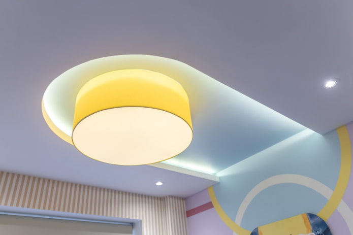 zwevend plafond met verlichting aan