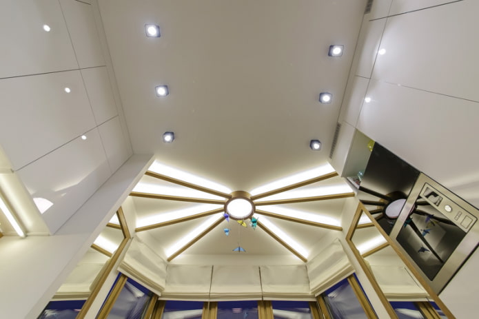 plafond met achtergrondverlichting