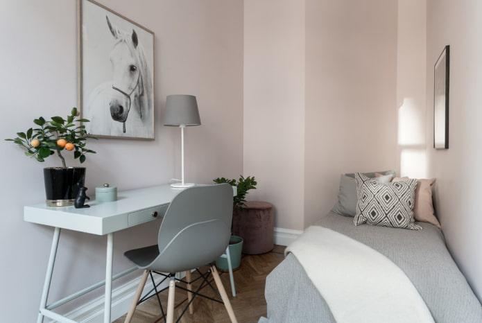 pastelroze muren in de kinderkamer