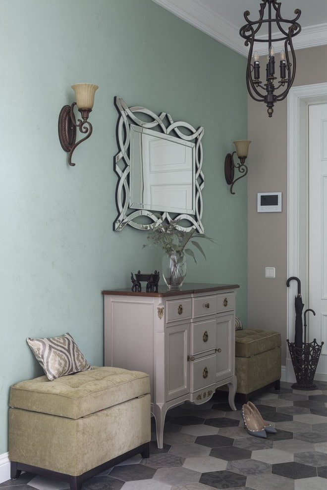 zachtgroene muren in de gang