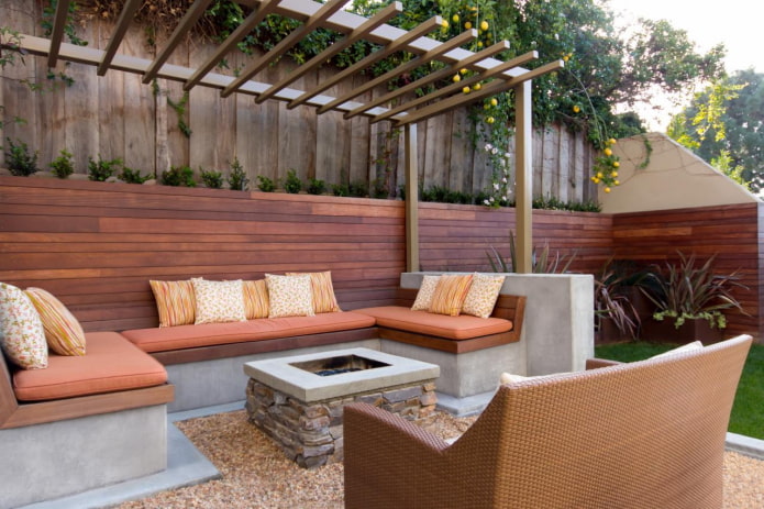 terras met decoratieve kussens