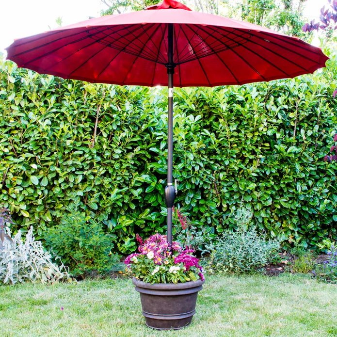 een standaard voor een parasol van een oude emmer