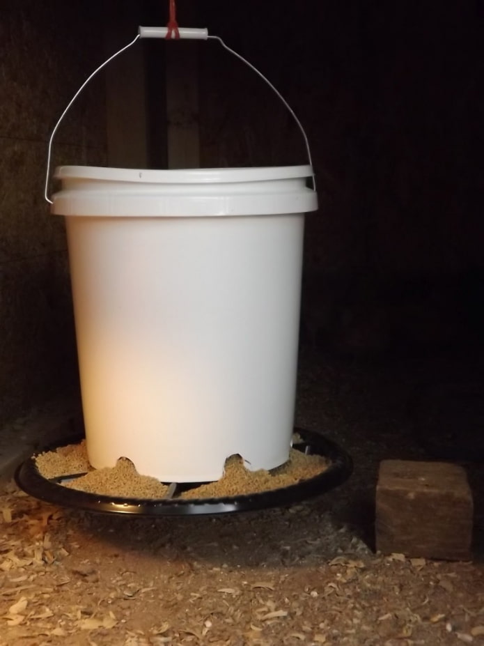 een voederhuisje van een plastic emmer