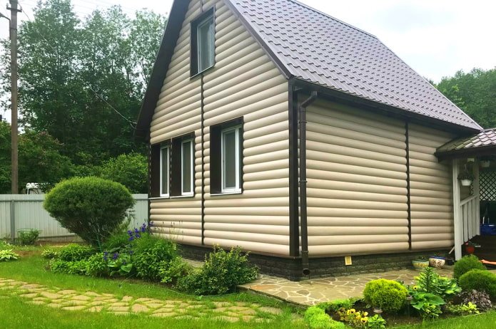 Huis bedekt met gevelbekleding