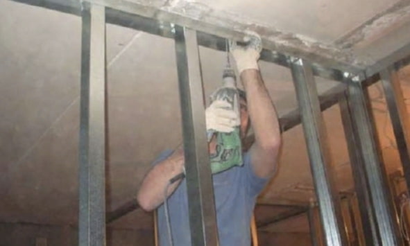 controle bevestiging aan het plafond