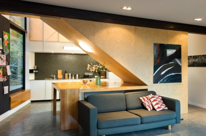 MDF-scheidingswand in het interieur van de keuken-woonkamer