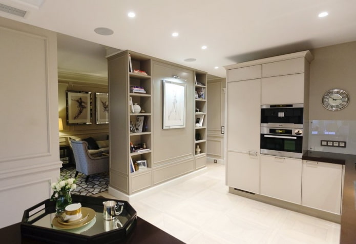 scheidingswand met planken in het interieur van de keuken-woonkamer