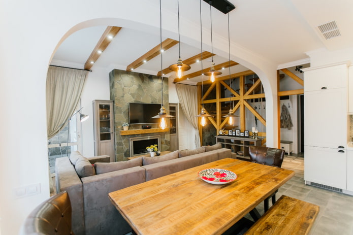 gebogen scheidingswand in het interieur van de keuken-woonkamer