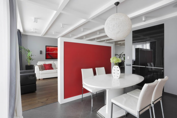 rechthoekige scheidingswand in het interieur van de keuken-woonkamer