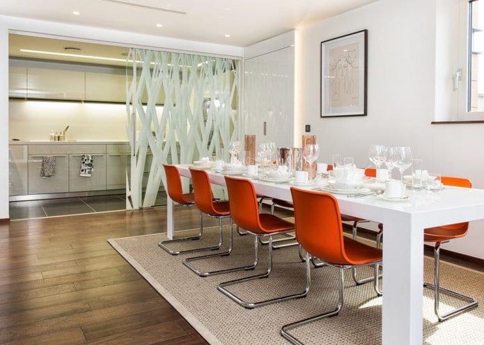 scheidingswand in het interieur van een keuken-eetkamer