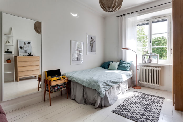 Staande lamp bij het bed