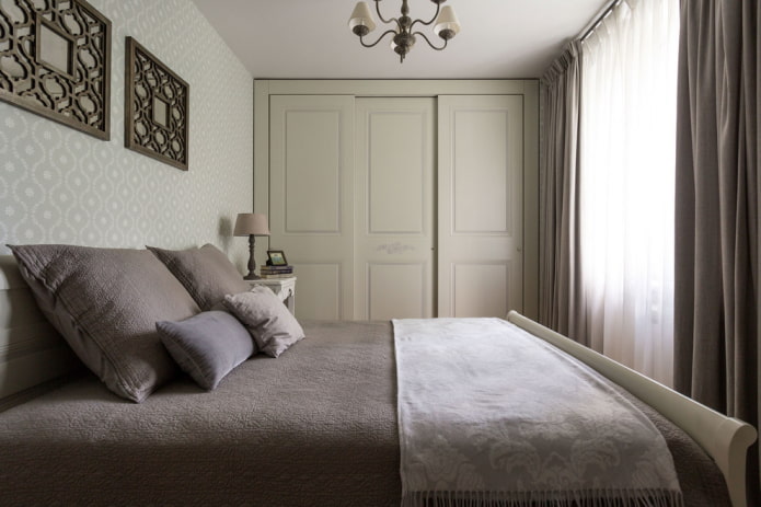 Bed tegenover het raam