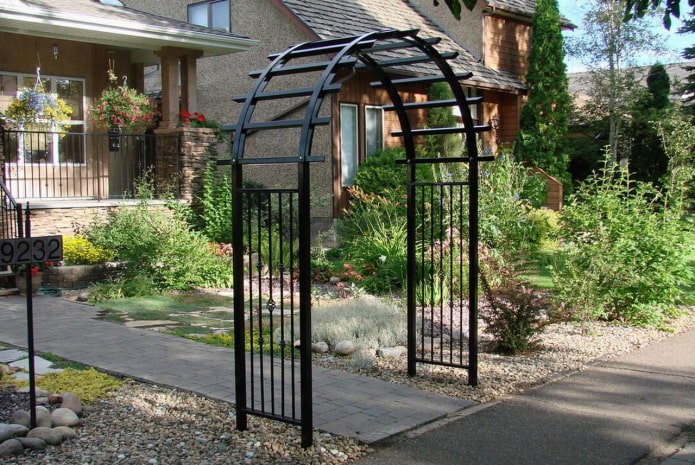 gesmede boog voor een zomerhuis