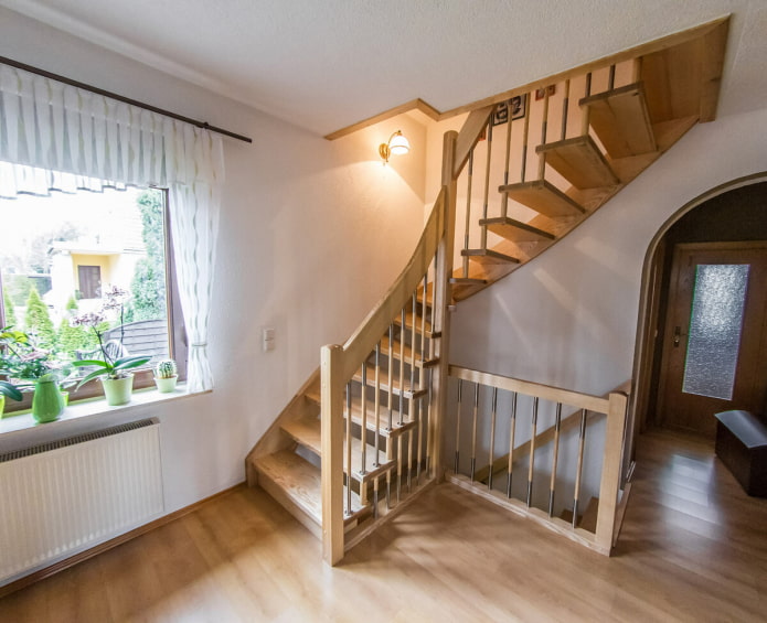 eenvoudige trap in huis
