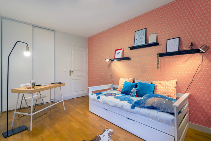 laminaatvloer en perzikbehang