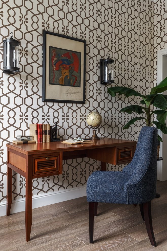 Bruin bureau in het interieur