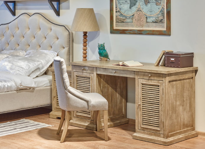 bureau met patina in het interieur