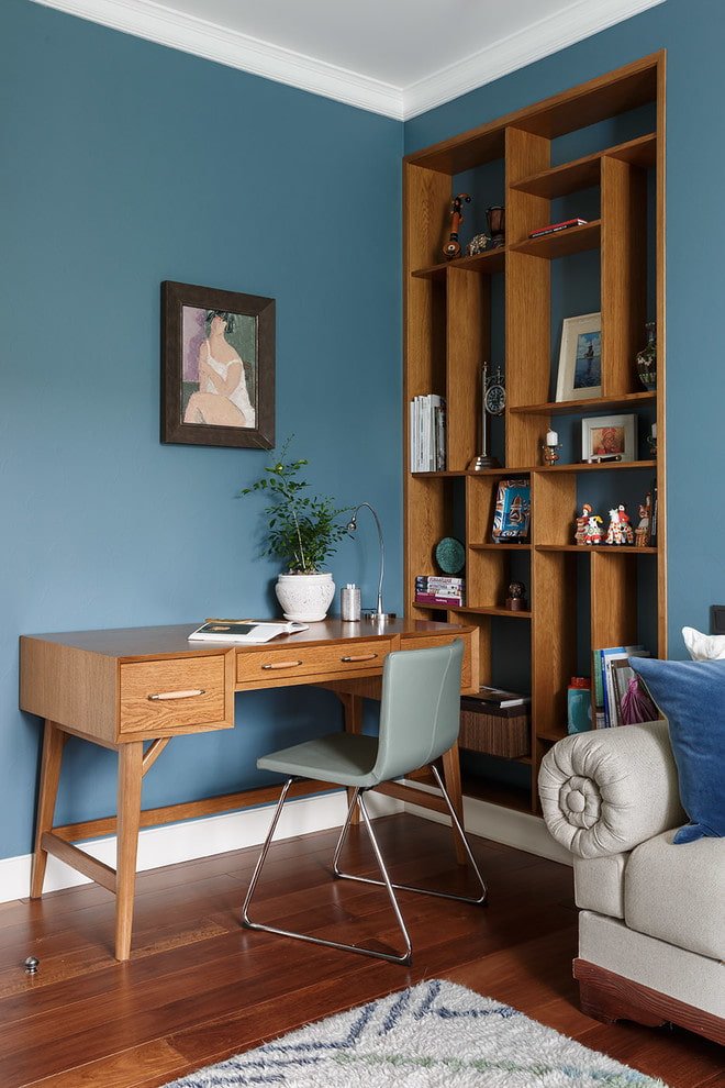 Bruin bureau in het interieur