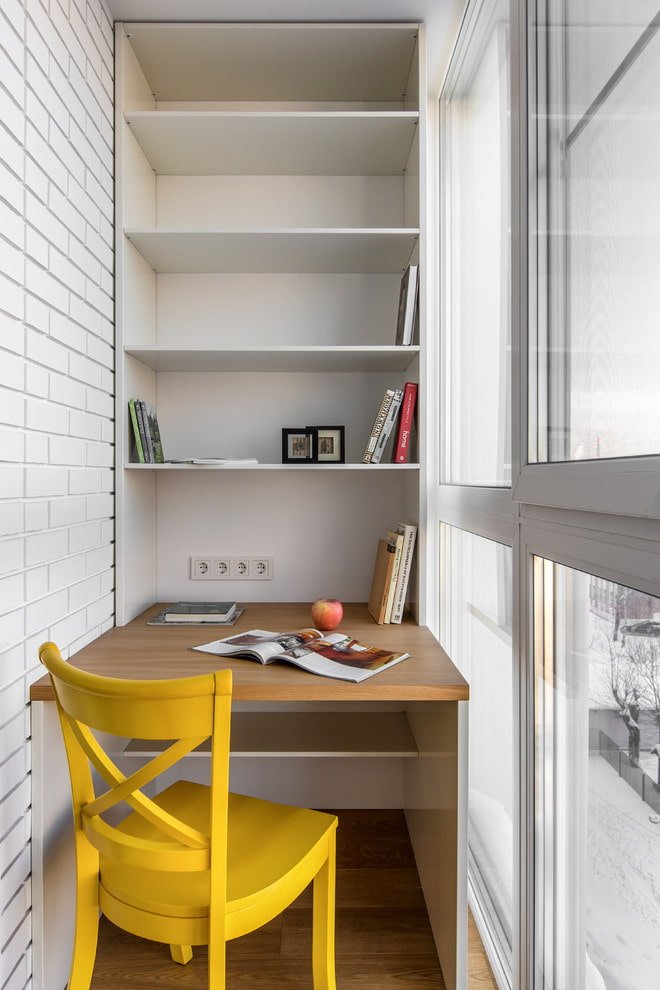 bureau met planken in het interieur