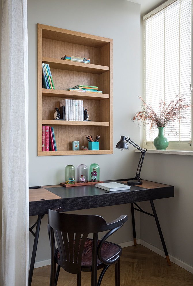 bureau met planken in het interieur