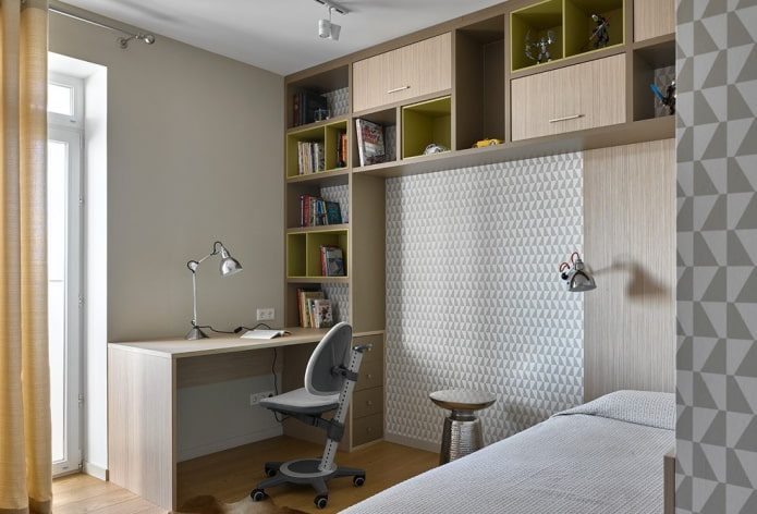 bureau met etui in het interieur