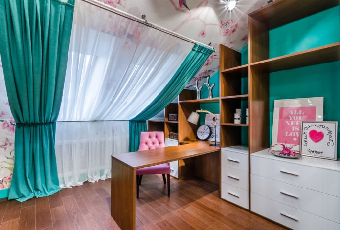 bureau met etui in het interieur