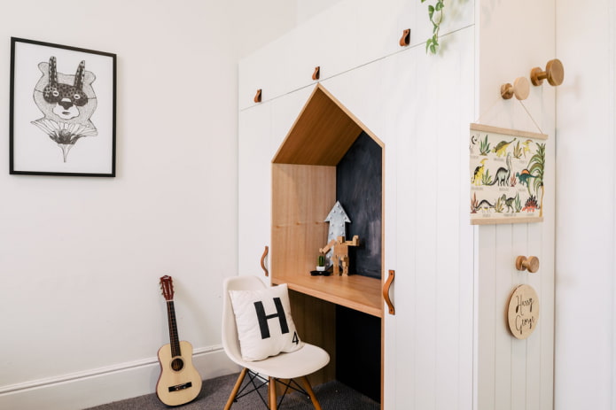 een bureau ingebouwd in het meubilair in het interieur