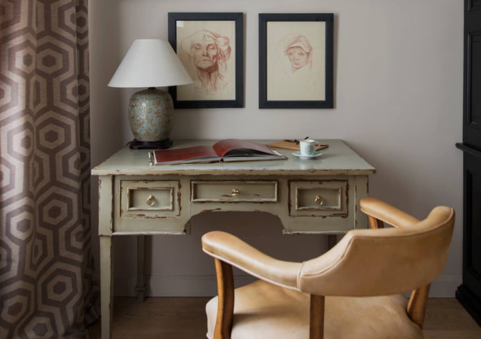 antiek bureau in het interieur