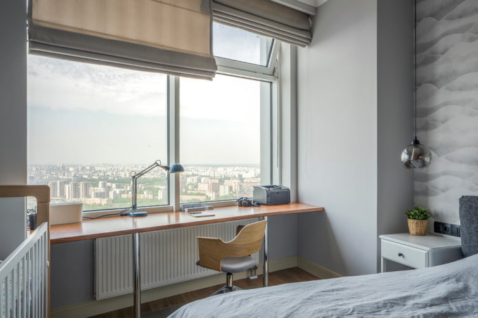 een bureau op de vensterbank in het interieur