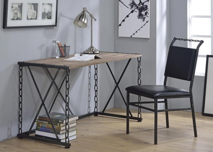 gesmede tafel voor brieven in het interieur
