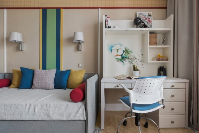 bureau met opbouw in het interieur
