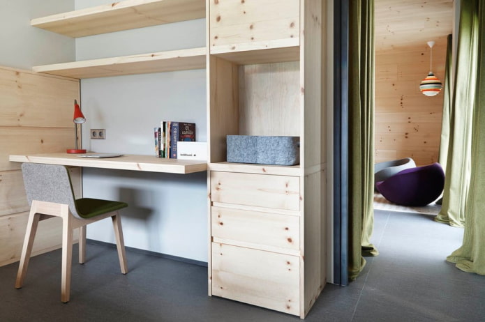 houten bureau in het interieur