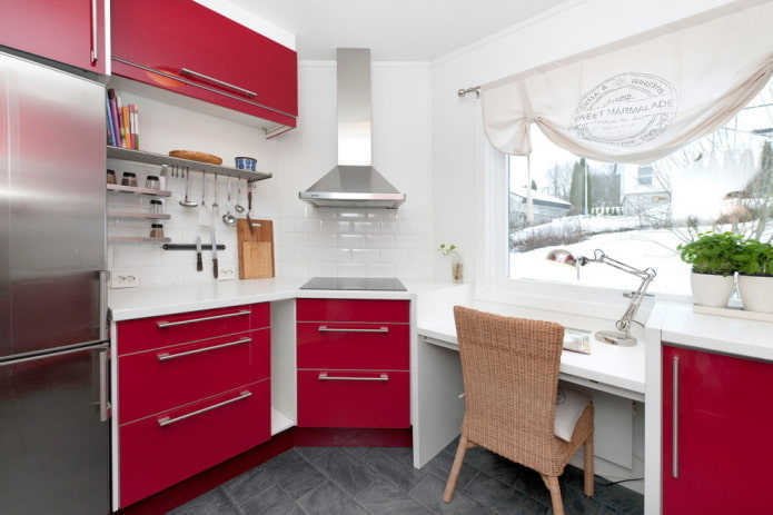 Lichte keuken met een gemeenschappelijk aanrechtblad