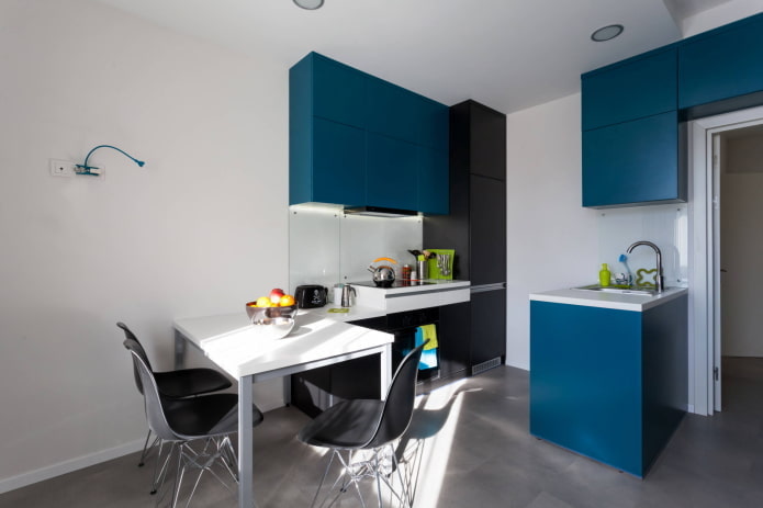 Studiokeuken met een spoelbak op het eiland