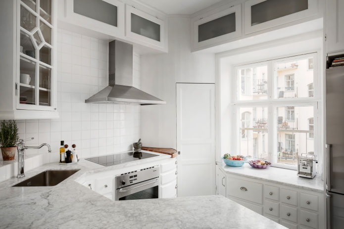 Witte keuken met veel hoeken