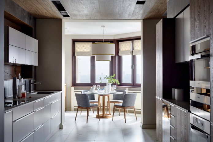 Keuken met twee rijen en een tafel in de erker