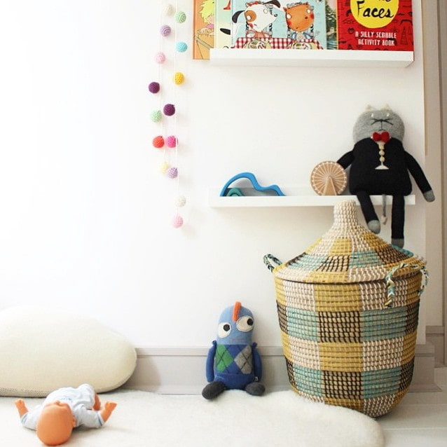 Mand met deksel in een kinderkamer