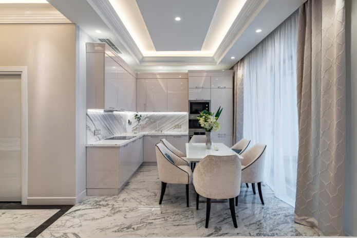 marmeren vloertegels in het keukeninterieur