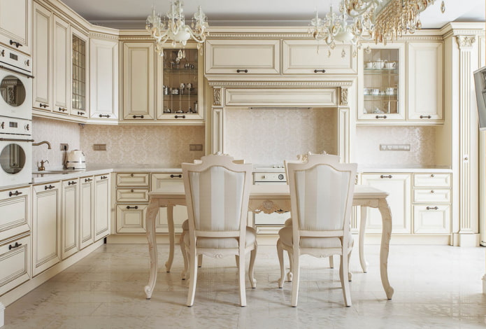 beige vloertegels in het keukeninterieur